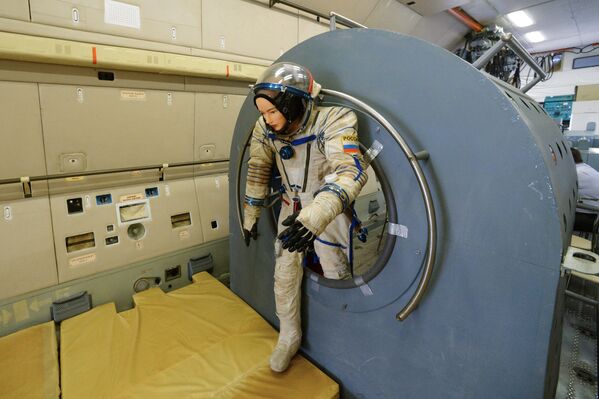 Тренажеры в салоне самолета ИЛ-76 МДК, предназначенного для подготовки космонавтов, на Международном авиационно-космическом салоне МАКС-2015