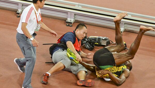 Ямайский спринтер Усэйн Болт был сбит видеооператором во время празднования победы