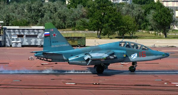 Самолет СУ-25УТГ после тренировочного полета летчиков палубной авиации