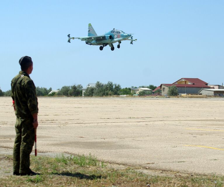 Самолет СУ-25УТГ во время тренировочного полета летчиков палубной авиации Северного флота