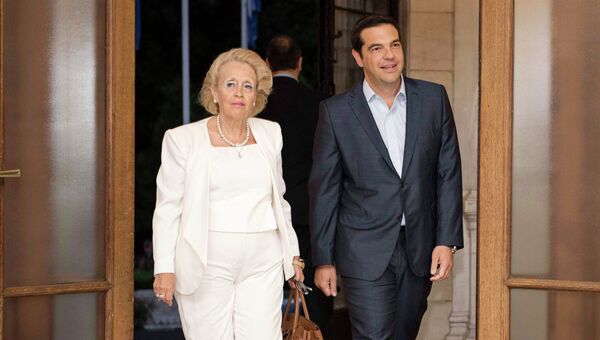 Церемония передачи полномочий Алексисом Ципрасом новой главе правительства Греции Василики Тану-Христофилу