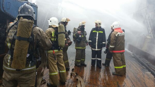 Пожар на рыболовецком траулере в порту Хабаровска