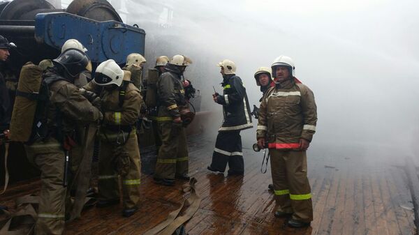 Пожар на рыболовецком траулере в порту Хабаровска