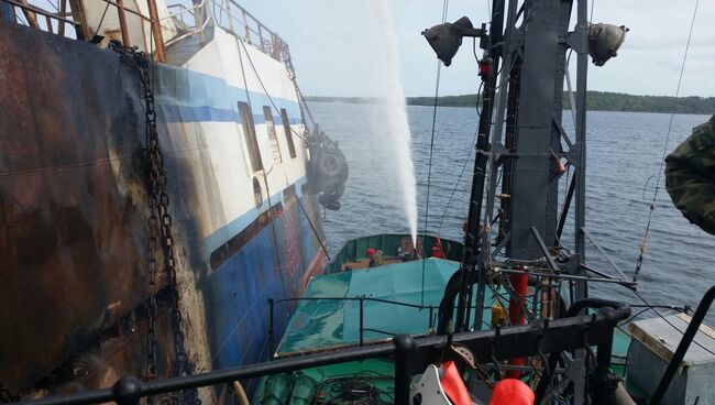 Пожар на рыболовецком траулере в порту Хабаровска