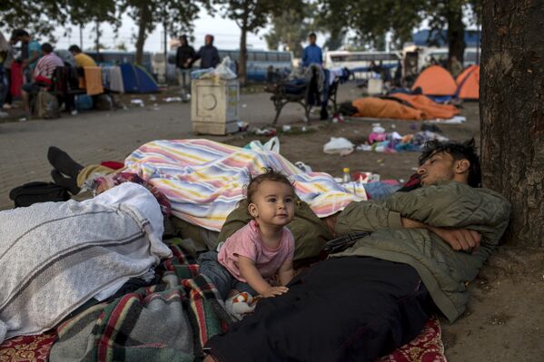 Семья беженцев на автовокзале в Белграде, Сербия