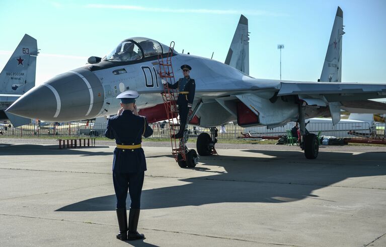 Военнослужащие роты почетного караула фотографируются у МиГ-29 СМТ на Международном авиационно-космическом салоне МАКС-2015 в подмосковном Жуковском