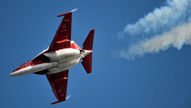 Самолет Як-130 во время выступления на Международном авиационно-космическом салоне МАКС-2015 в подмосковном Жуковском. Архивное фото