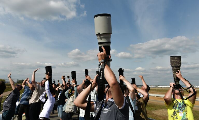 Фотокорреспонденты на Международном авиационно-космическом салоне МАКС-2015 в подмосковном Жуковском