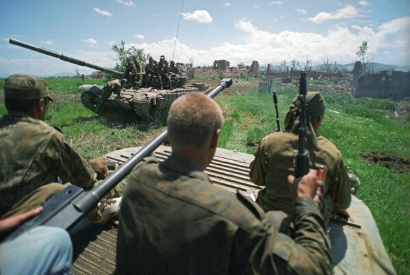 Военная техника группировки Федеральных войск МО РФ во время боевой операции в селе Старый Ачхой