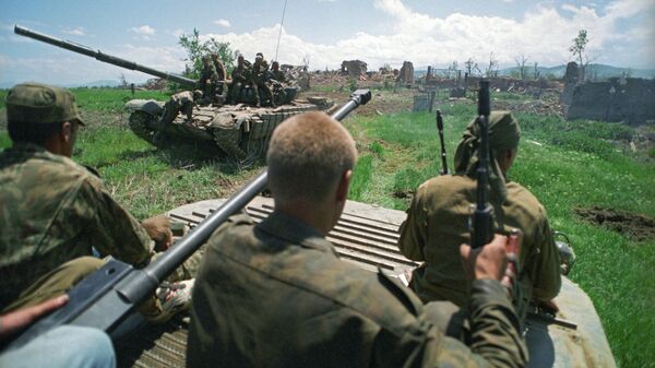 Военная техника группировки Федеральных войск МО РФ во время боевой операции в селе Старый Ачхой