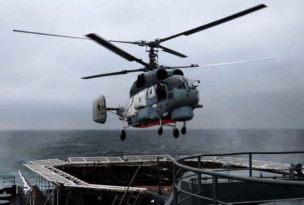 Вертолет Ка-27ПС во время военно-морского парада в заливе Петра Великого