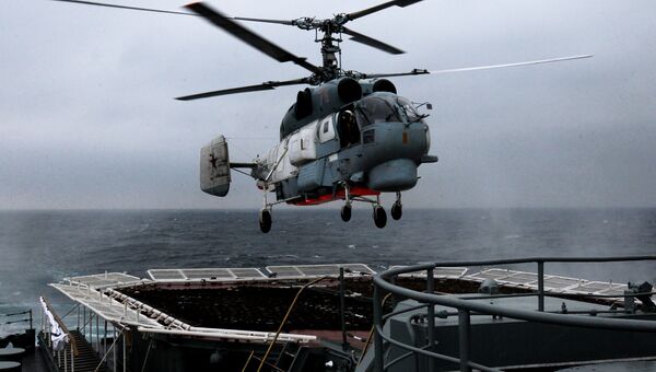 Вертолет Ка-27ПС во время военно-морского парада в заливе Петра Великого . Архивное фото