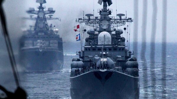 Корабли Тихоокеанского флота РФ во время военно-морского парада в заливе Петра Великого