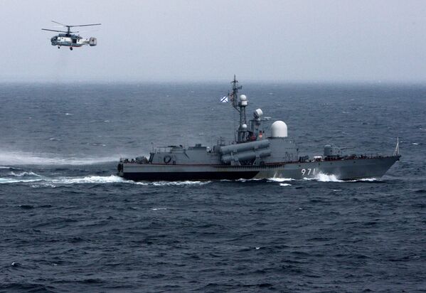 Ракетный катер и вертолет Ка-27ПС во время военно-морского парада в заливе Петра Великого в рамках завершения российско-китайских военно-морских учений Морское взаимодействие-2015