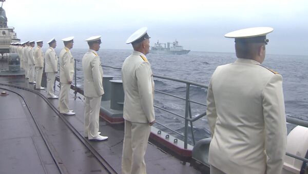 Моряки с борта эсминца наблюдали за парадом кораблей РФ и КНР во Владивостоке