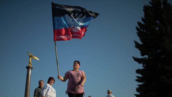 Житель Донецка с флагом ДНР. Архивное фото