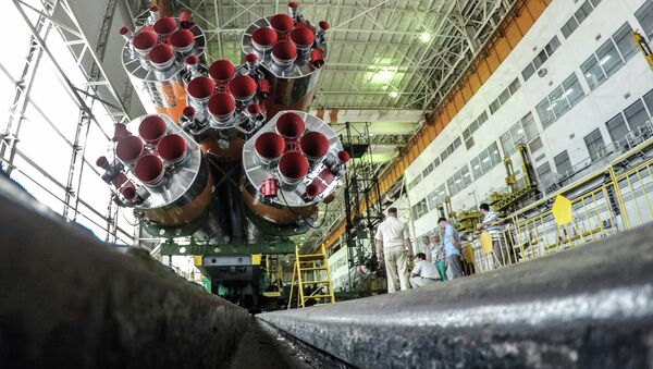 Завершение сборки и подготовка к вывозу на старт ракеты Союз ТМА-18М