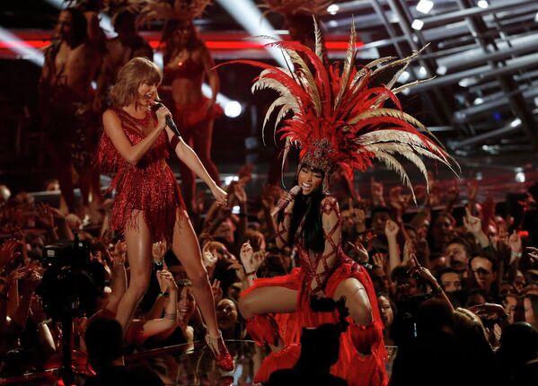 Тейлор Свифт и Ники Минаж выступают на церемонии вручения премии MTV Video Music Awards