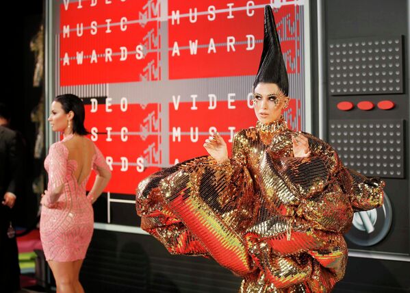 Певица Z LaLa  и актриса Деми Ловато позируют фотографам на церемонии вручения премии MTV Video Music Awards