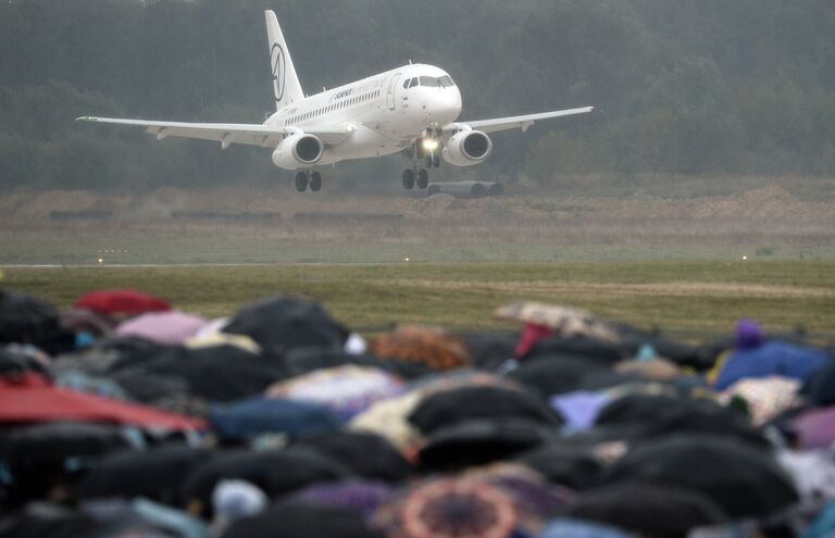 Самолет Sukhoi Superjet 100 во время выступления на Международном авиационно-космическом салоне МАКС-2015