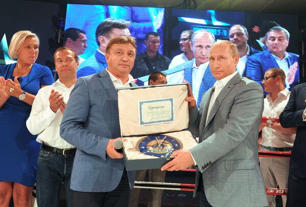 Президент России Владимир Путин на церемонии награждения участников VI международного турнира по профессиональному боевому самбо по версии Лига S-70 Плотформа S-70