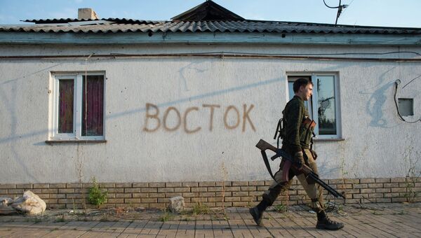 Боец 2-го батальона бригады Восток ополчения ДНР на позиции в поселке Спартак