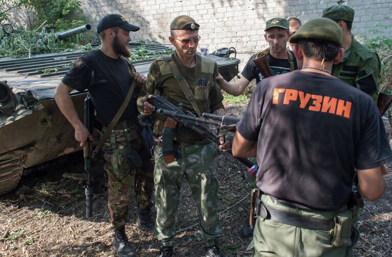 Бойцы 2-го батальона бригады Восток ополчения ДНР на позиции в поселке Спартак