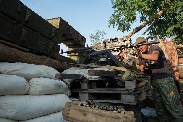 Боец 2-го батальона бригады Восток ополчения ДНР на позиции в поселке Спартак Донецкой области