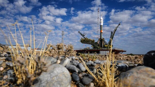 Вывоз и установка на старт РКН Союз-ФГ с транспортным пилотируемым кораблем Союз ТМА-18М на космодроме Байконур