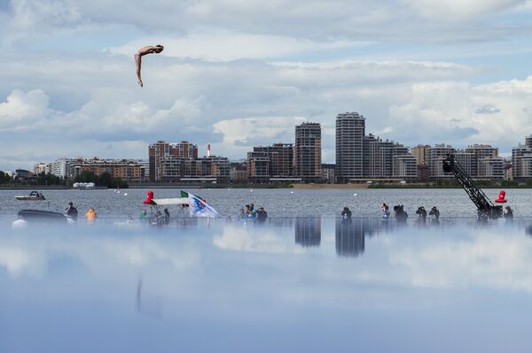 Гэри Хант (Великобритания) в соревнованиях по прыжкам в воду с вышки 27 м на XVI чемпионате мира по водным видам спорта в Казани