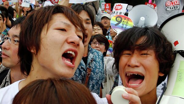 Участники антивоенного митинга перед зданием парламента Японии в Токио