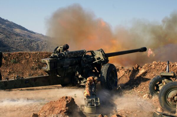 Сирийские военные ведут обстрел позиций исламистов в окрестностях города Эз-Забадани в Сирии