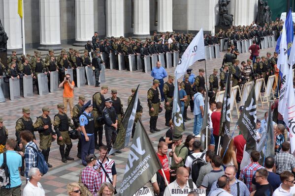 Участники протестной акции у здания Верховной рады Украины в Киеве