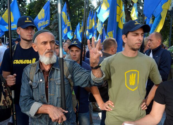 Участники протестной акции у здания Верховной рады Украины в Киеве