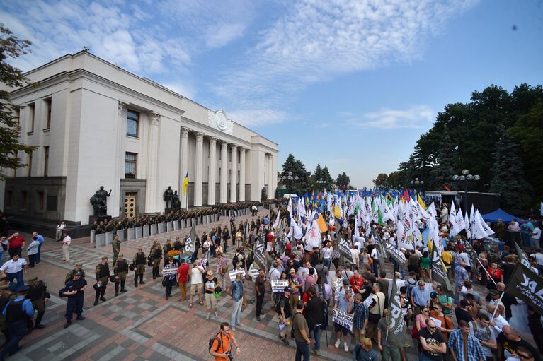 Участники протестной акции у здания Верховной рады Украины в Киеве