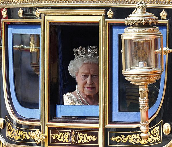 Королева Великобритании Елизавета Вторая в карете