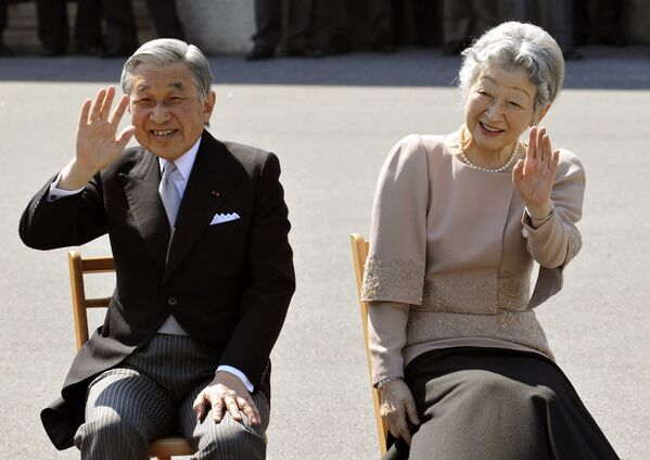 Действующий японский император Акихито со своей супругой императрицей Митико во время празднования 50-летней годовщины свадьбы