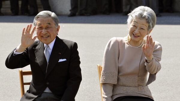 Действующий японский император Акихито со своей супругой императрицей Митико. Архивное фото