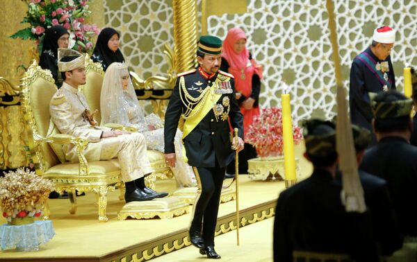 Султан Брунея Хаджи Хассанал Болкиах на церемонии бракосочетания своей дочери Хафизы Сурурул Болкиах и государственного служащего Мухаммада Рузаини
