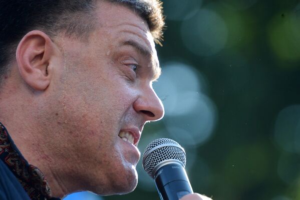Лидер националистической партии Свобода Олег Тягнибок выступает во время протестной акции у здания Верховной рады Украины в Киеве