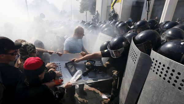 Участники протестной акции у Верховной Рады Украины в Киеве во время столкновений с полицией