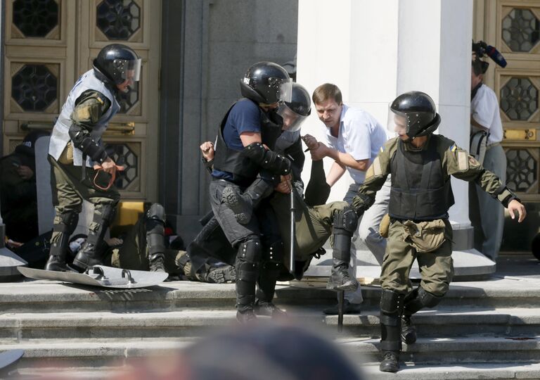 Участники протестной акции у Верховной Рады Украины в Киеве во время столкновений с полицией