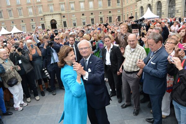 Король Швеции Карл XVI Густав танцует со своей женой королевой Сильвией во время празднования 40-летия восшествия на престол
