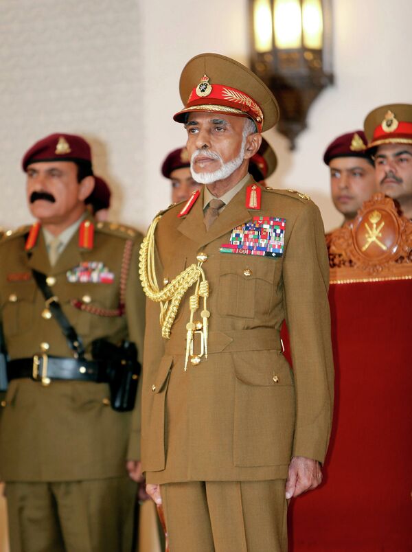 Султан Омана Кабус бен Саид принимает военный парад в честь Дня Нации, совпадающего с его днем рождения