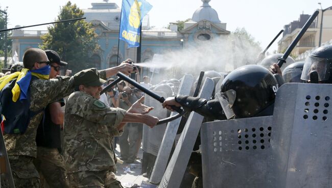 Участники протестной акции у Верховной Рады Украины в Киеве во время столкновений с полицией