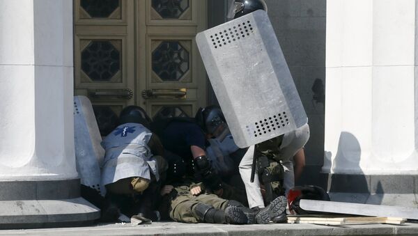Участники протестной акции у Верховной Рады Украины в Киеве во время столкновений с полицией