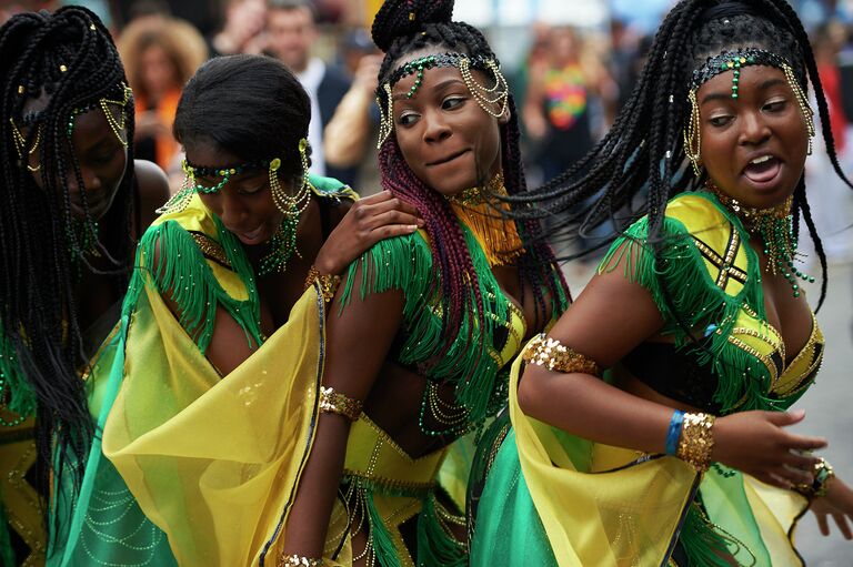 Участницы парада Notting Hill Carnival в западном Лондоне. Август 2015