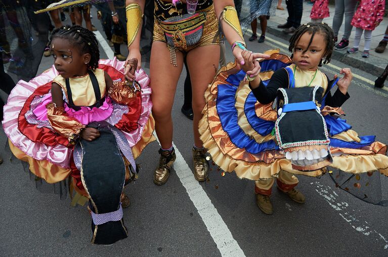 Участники парада Notting Hill Carnival в западном Лондоне. Август 2015