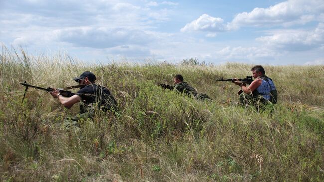 Бойцы 1-й Славянской бригады ополчения ДНР на позиции у линии соприкосновения с ВСУ