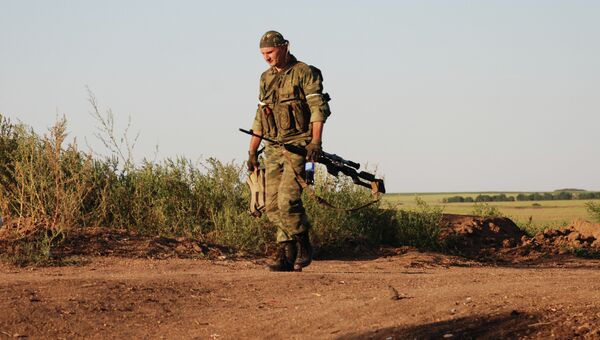 Боец 1-ой Славянской бригады ополчения ДНР на позиции у линии соприкосновения с ВСУ. Архивное фото